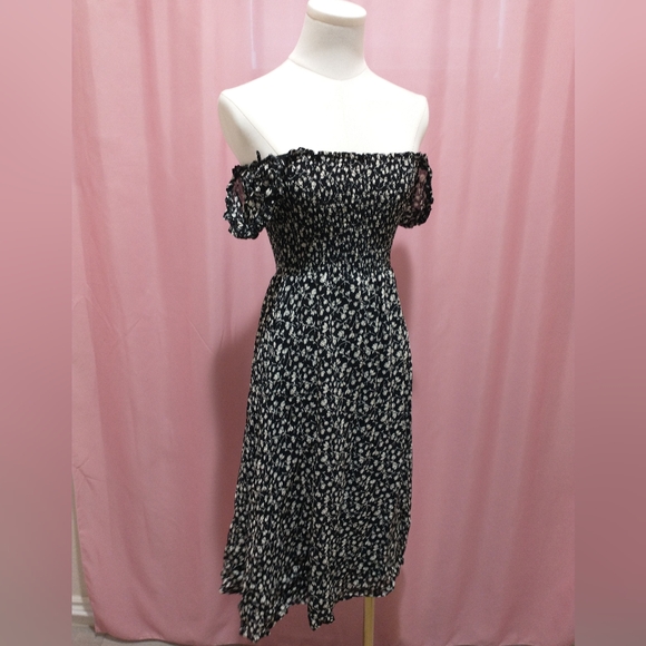 Reformation Dresses & Skirts - Reformation Inka Elyse Black and White Floral Smocked/Shirred Dress (Size XS)